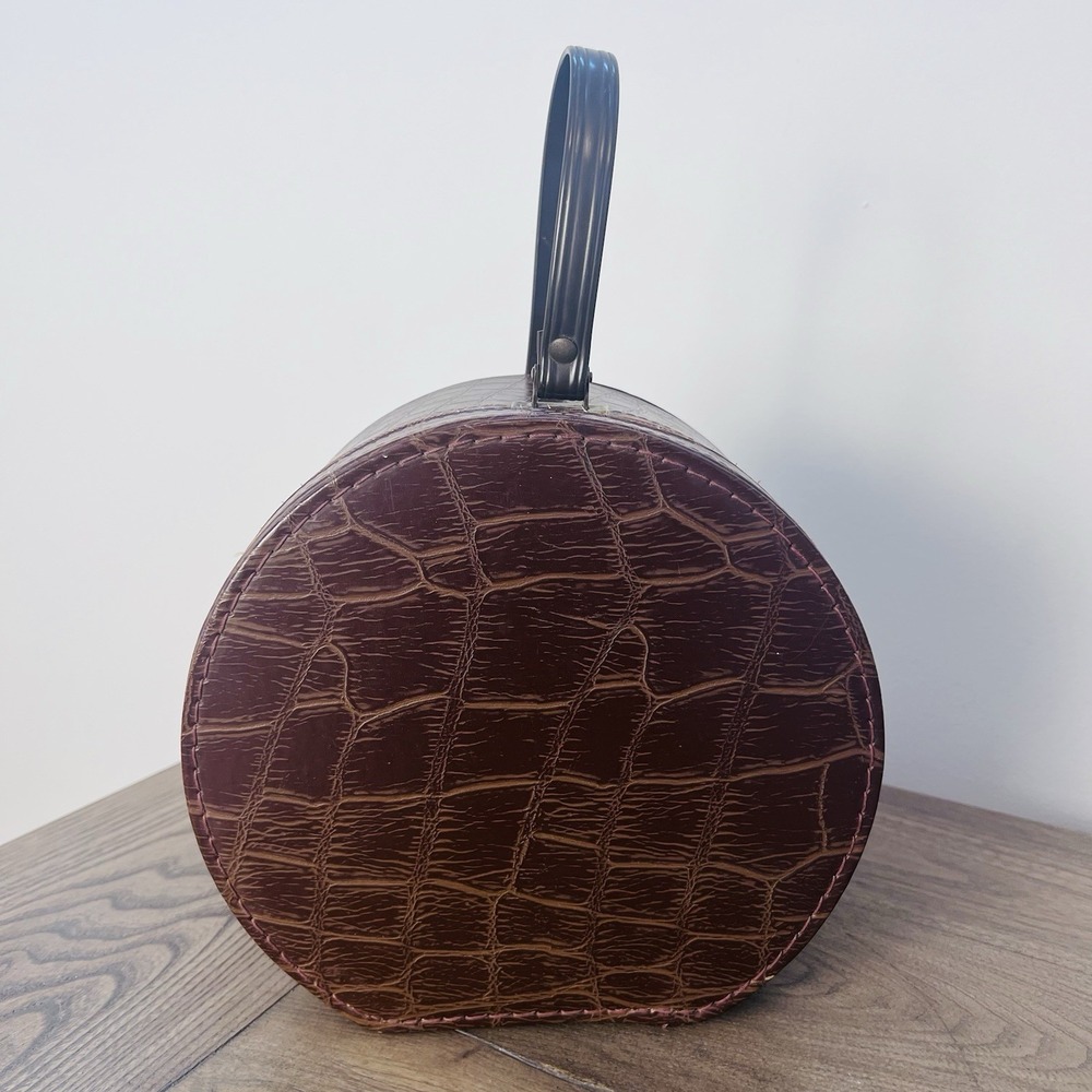 Vntage Mid-Century Modern (MCM) Round Hat Box Train or Vanity Case, Beige 1960s